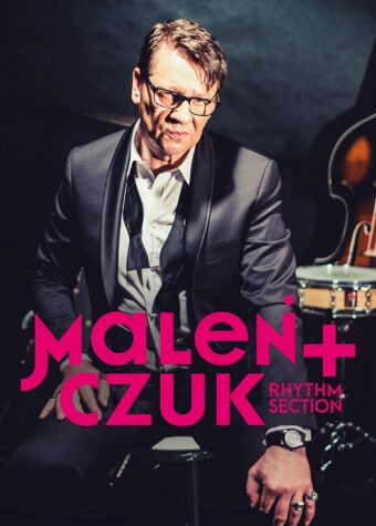 Grafika. Plakat koncertu. Na zdjęciu mżczyzna w okularach i garniturze . Ma poważną minę. To Maciej Maleńczuk. Na dole zdjęcia napis Maleńczuk + rhythm section.