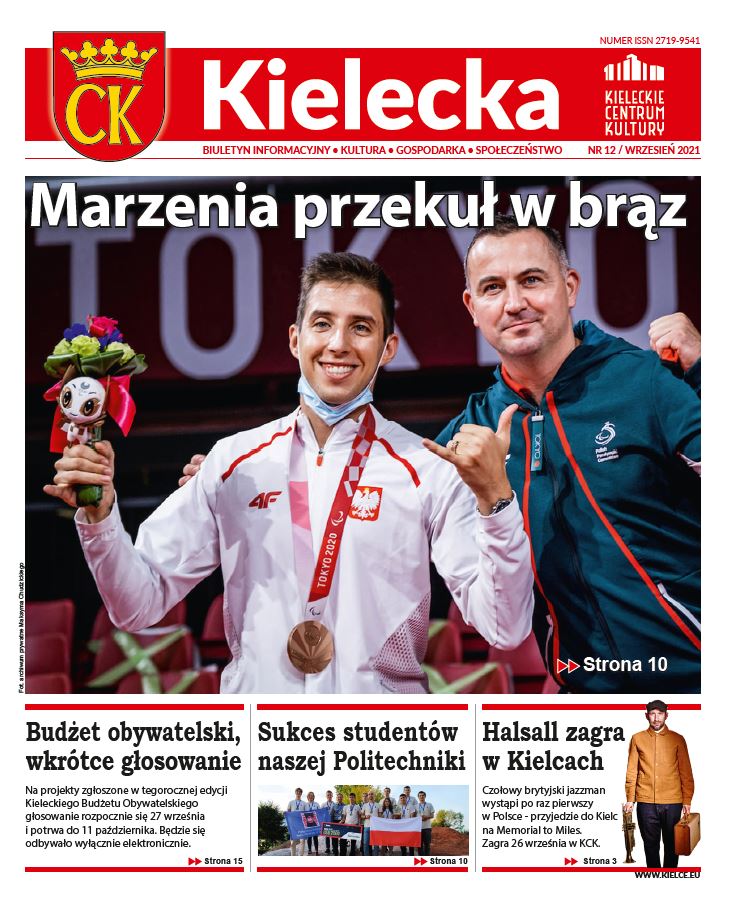 Grafika. Pierwsza strona biuletynu "Kielecka nr 12 wrzesień 2021. Tekst główny: Marzenia przekuł w brąz. Zdjęcie młodego mężczyzny w dresie reprezentacji polski ze złotym medalem na szyi. Mężczyzna się uśmiecha i podnosi ręce w geście triumfu. Obok drugi uśmiechnięty mężczyzna. Na dole trzy krótkie teksty: Budżet obywatelski - wkrótce głosowanie. Sukces studentów naszej Politechniki i Halsall zagra w Kielcach