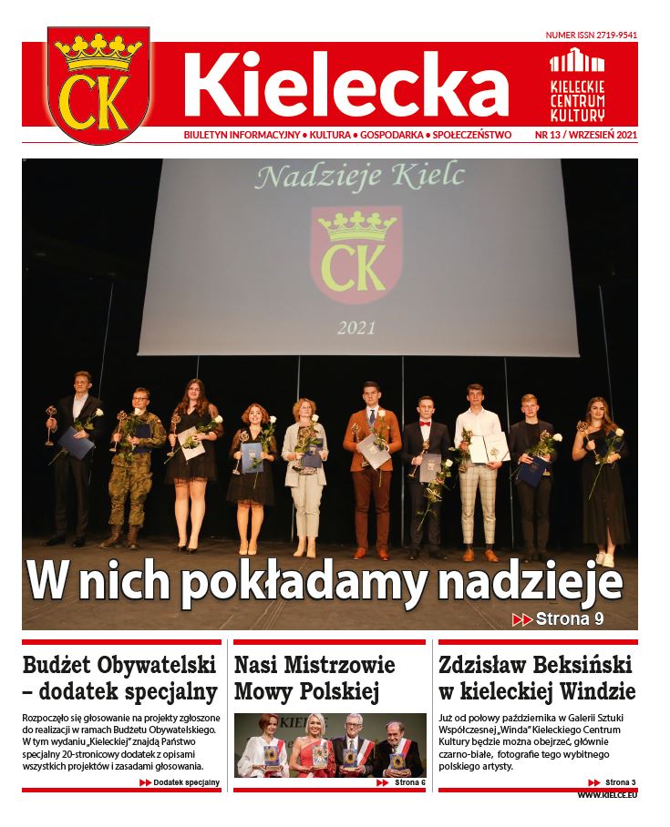 Grafika. Pierwsza strona biuletynu "Kielecka nr 13 wrzesień 2021. Tekst główny: W nich pokładamy nadzieje. Duże zdjęcie Małej Sceny KCK. Na niej stoją w rzędzie młodzi ludzie z dyplomami i białymi różami. Nad nimi ekran z wyświetlonym napisem: Nadzieje Kielc 2021. Na dole trzy krótkie teksty: Budżet Obywatelski - dodatek specjalny. Nasi Mistrzowie Mowy Polskiej. Zdzisław Beksiński w kieleckiej Windzie.