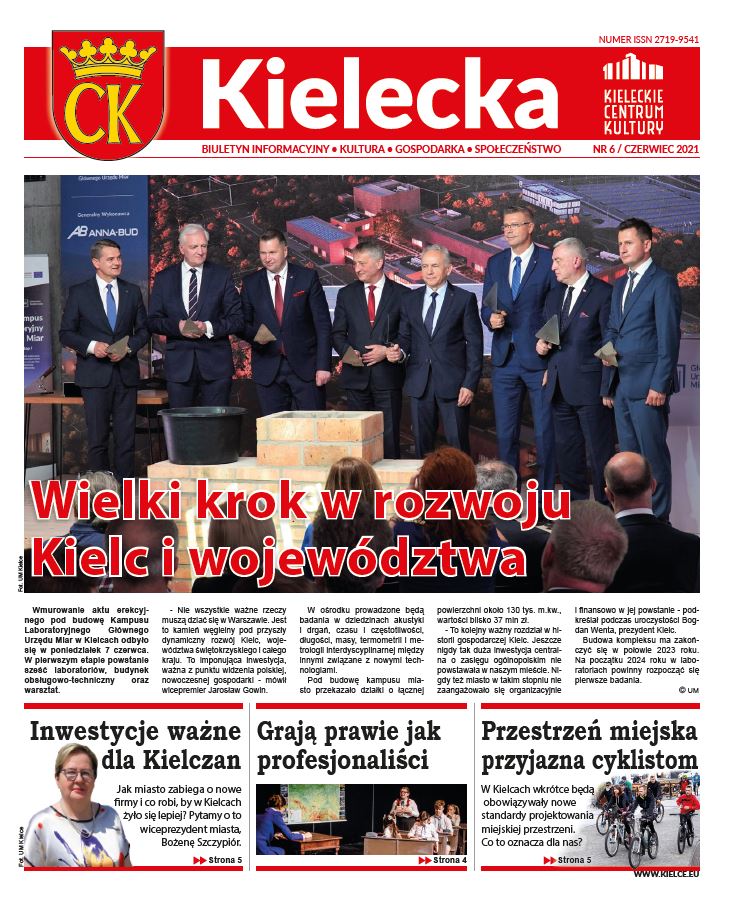 Grafika. Pierwsza strona biuletynu "Kielecka" nr 6 czerwiec 2021. Główny tekst: Wielki krok w rozwoju Kielc i województwa. Duże zdjęcie, na którym stoi ośmiu mężczyzn w garniturach. Poniżej trzy mniejsze teksty: Inwestycje ważne dla kielczan. Grają prawie jak profesjonaliści. Przestrzeń miejska przyjazna cyklistom.