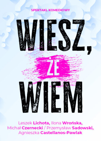 Grafika. Plakat. Na niebieskim tle z deseniem w znaki zapytania duży napis: spektakl komediowy Wiesz, że wiem. Poniżej nazwiska aktorów: Leszek Lichota, Ilona Wrońska, Michał Czernecki, Przemysław Sadowski, Agnieszka Castellanos-Pawlak.