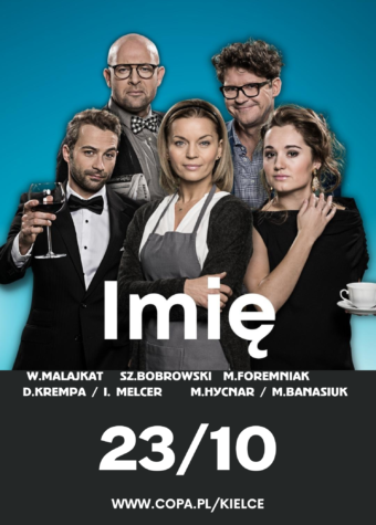 Grafika. Grafika. Plakat spektaklu "Imię". W centralnym miejscu grafiki na niebieskim tle pozujący razem aktorzy. Od lewej: Młody mężczyzna w w smokingu i muszce trzyma w prawej ręce kieliszek czerwonego wina. Podnosi go jak do toastu. To Marcin Hycnar. W drugim rzędzie łysy mężczyzna w ciemnych okrągłych okularach i muszce w kratę na szarej koszuli. To Szymon Bobrowski. W centralnym miejscu zdjęcia kobieta o prostych blond włosach do ramion z opaską na głowie. Ma na sobie jasną bluzkę i szary fartuch. To Małgorzata Foremniak. W drugim rzędzie uśmiechnięty mężczyzna z ciemnymi włosami pełnymi loków. Na nosie ma okulary w ciemnej oprawce. To Wojciech Malajkat. W pierwszym rzędzie kobieta w ciemnej sukience z filiżanką w ręku. To Dorota Kempa. Poniżej zdjęcia na czarnym tle duży napis imię i mniejszą czcionką nazwiska aktorów. Poniżej data: 23 października. i adres internetowy: www.copa.pl/kielce