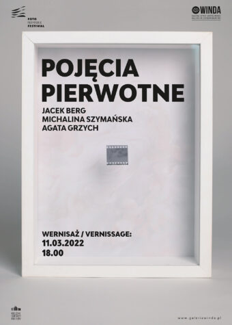 Grafika. Plakat wystawy. Na szarym tle duża prostokątna biała ramka. W centralnym miejscu ramki fragment kliszy z aparatu. W ramce napis: Pojęcia Pierwotne. Jacek Berg, Michalina Szymańska, Agata Grzych. W dole ramki: Wernisaż 11 marca 2022 roku. godz. 18. Galeria Sztuki Współczesnej Winda.