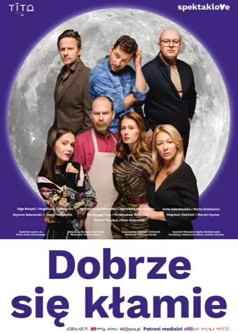 Grafika. Plakat. Na tle zdjęcia księżyca, zdjęcia siódemki aktorów. To Bartłomiej Topa, Wojciech Zieliński, Szymon Bobrowski, Olga Bołądź, Marcin Perchuć, Anita Sokołowska i Katarzyna Kwiatkowska. Poniżej fioletowy napis: Dobrze się kłamie.