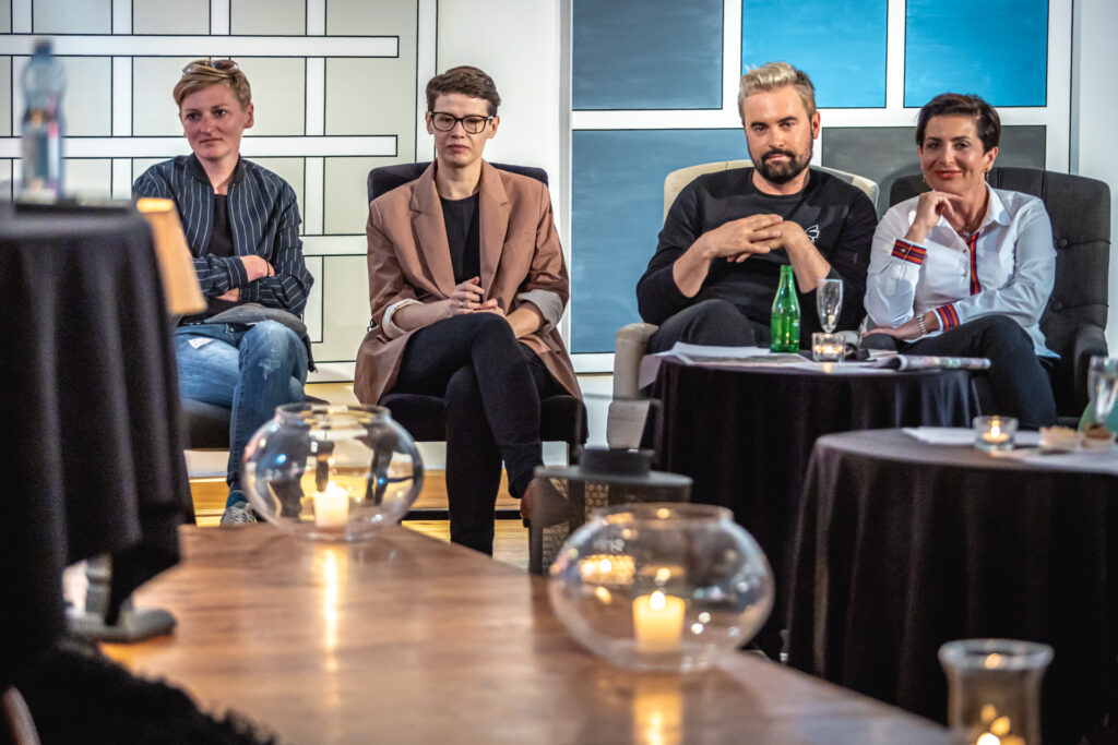 Zdjęcie. Widzowie spotkania w Salonie Kobiet. Od lewej: wiceprezydent Agata Wojda, kobieta w kawowej marynarce i krótkich włosach, wicedyrektor KCK Artur Wijata i dyrektor KCK Augustyna Nowacka.