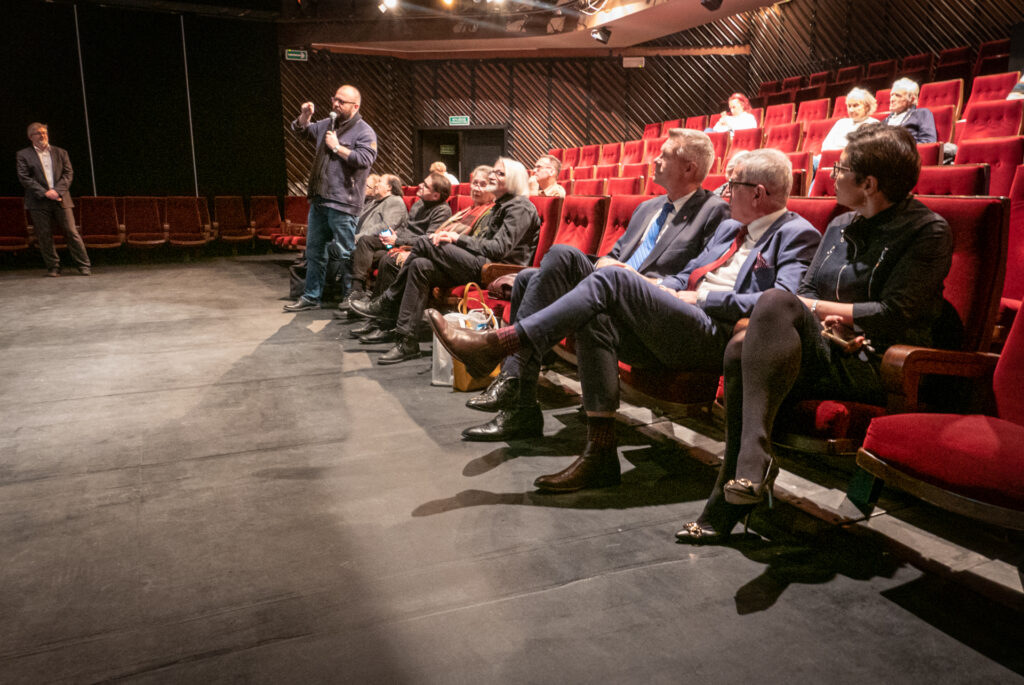 Zdjęcie. Dyskusja po filmie podczas festiwalu Nurt. Na widowni siedzą: Augustyna Nowacka, dyrektor kancelarii prezydenta Sławomir Stachura oraz prezydent Kielc Bogdan Wenta.