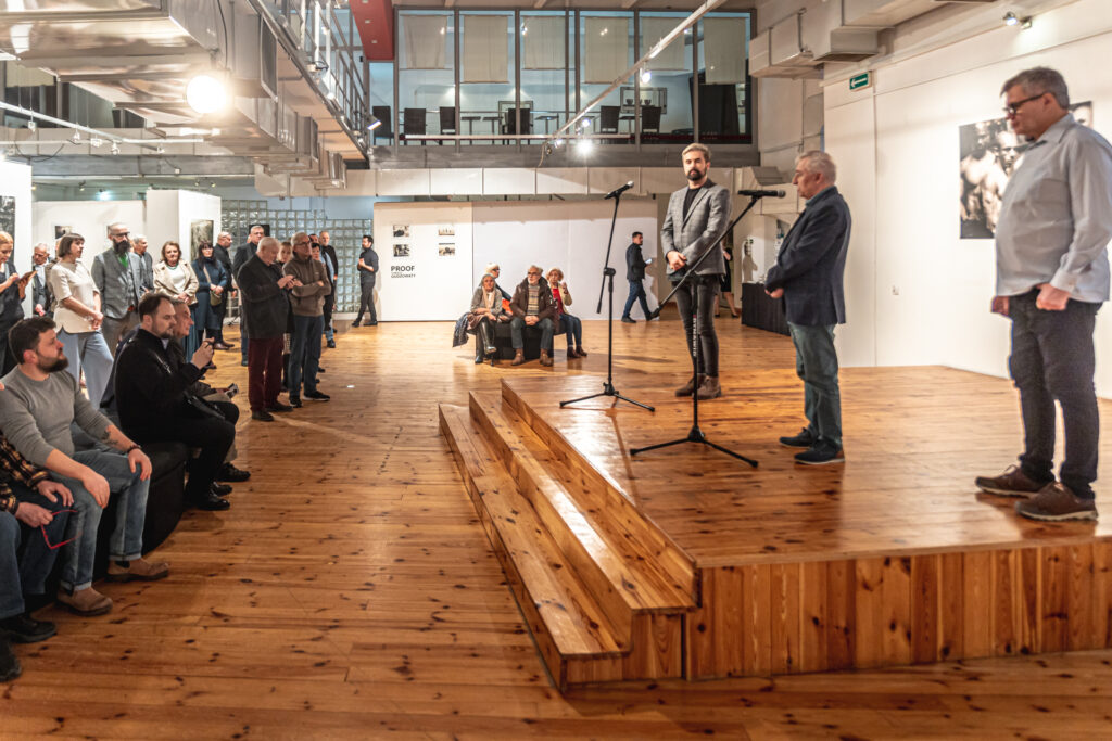 Zdjęcie. Wernisaż wystawy "Proof" Tomasza Gudzowatego. Widok na Galerię Winda.