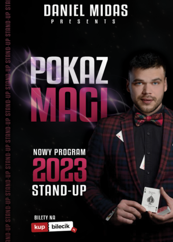 Grafika. Na czarnym tlen napis: Daniel Midas presents W centralnej częsci plakatu napis: Pokaz Magi. Nowy program 2023. Stand-up. Na ciemny tle zdjęcie mężczyzny w kraciastej muszce i ciemnej koszuli z kartami do gry w ręce. To Daniel Midas.