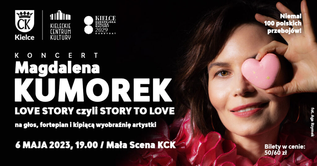 Grafika. Koncert Magdaleny Kumorek. Na ciemnym tle białe duże litery: Koncert. Magdalena Kumorek. Love Story czyli Story to Love na glos, fortepian i kipiącą wyobraźnię artystki. 6 maja 22023 godz. 19 Mała Scena KCK. Po prawej stronie grafiki: zdjęcie twarzy uśmiechniętej brunetki. To Magdalena Kumorek. W ręku trzyma różowe ciasteczko w kształcie serca. Na górze napis: Niemal 100 polskich przebojów. Poniżej: bilety 50/60 zł.