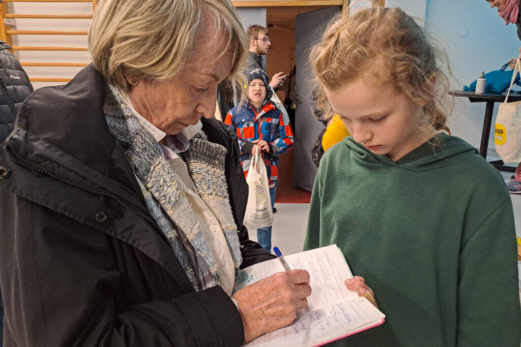 Zdjęcie. Ella Jaroszewicz składa autograf uczestnice Studia Pantomimy "Praca w toku" Agnieszce.