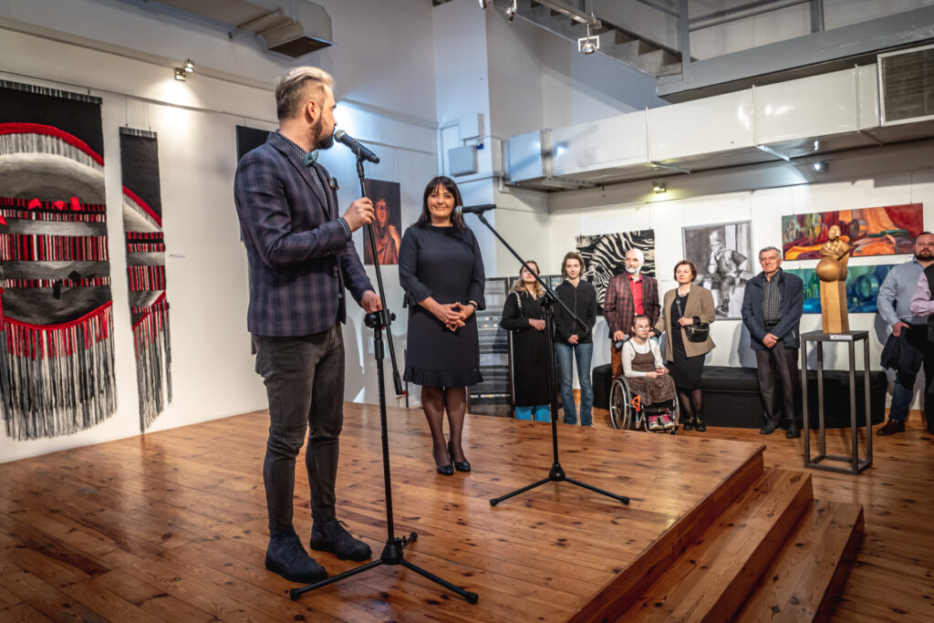 Zdjęcie. Wicedyrektor Artur Wijata otwiera wernisaż wystawy "Dyplom" w Galerii Winda.