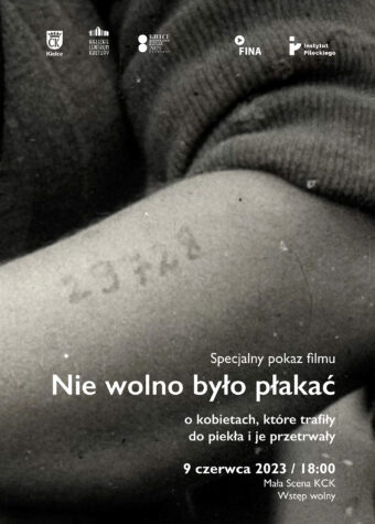 Grafika. Plakat specjalnego pokazu filmu "Nie wolno było płakać". Na czarnobiałej fotografii zdjęcie przedramienia z wytatuowanymi cyframi. Na dole biały napis Tytuł filmu. Podtytuł: o kobietach, które trafily do piekła i je przetrwały. Data 9 czerwca godz. 18. Mała Scena KCK. Wstęp wolny.