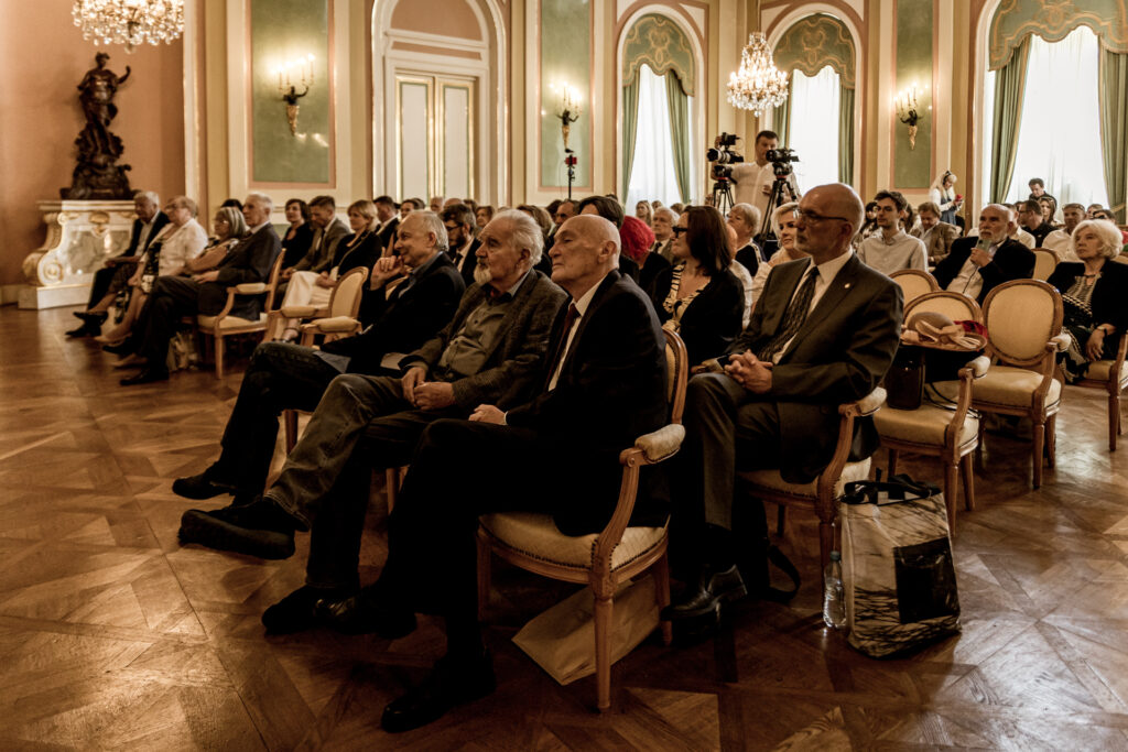 Zdjęcie. Publiczność ogłoszenia nominacji do konkursu Mistrz Mowy Polskiej w historycznej sali Zamku Królewskiego w Warszawie.