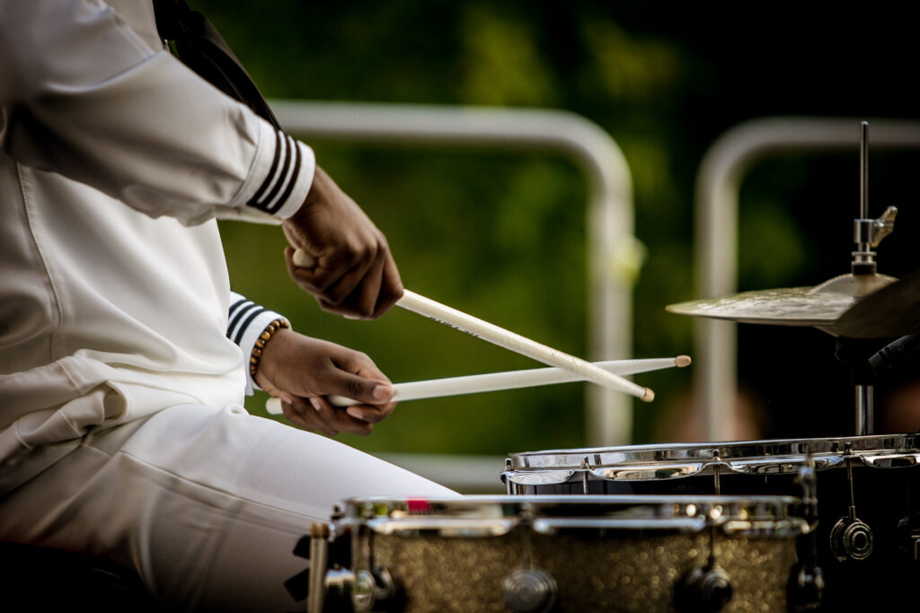 Zdjęcie. Zbliżenie perkusja i pałeczki instrumentu zespołu TopSide Band.