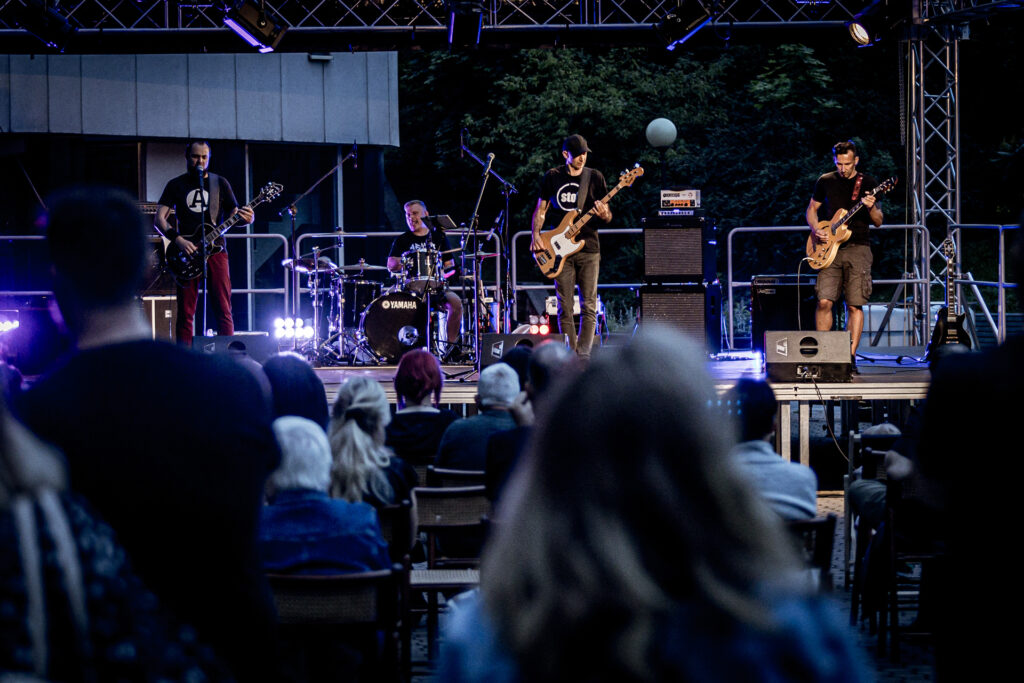 Zdjęcie. Występ grupy Sto stopni na Scenie Letniej Kieleckiego Centrum Kultury.