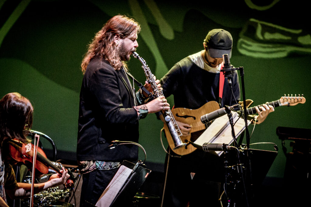 Zdjęcie. Grający na scenie klarnecista i gitarzysta.