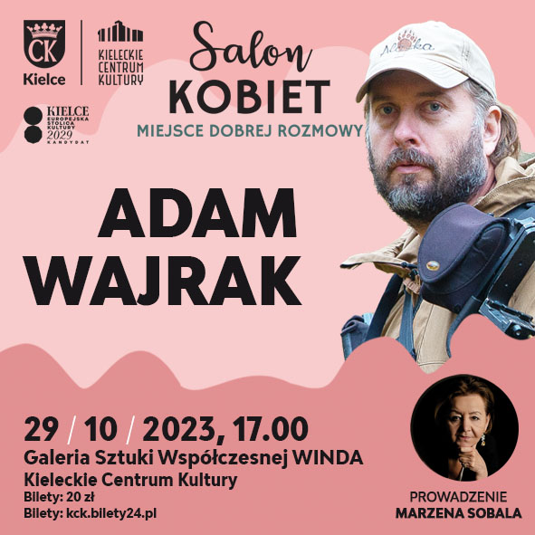 Grafika. Plakat Salonu Kobiet z Adamem Wajrakiem. Na różowym tle zdjęcie mężczyzny w jasnej czapce bejsbolówce z wąsami i brodą. To Adam Wajrak. Poniżej data: 29 października godz. 17. Galeria Sztuki Współczesnej "Winda" KCK