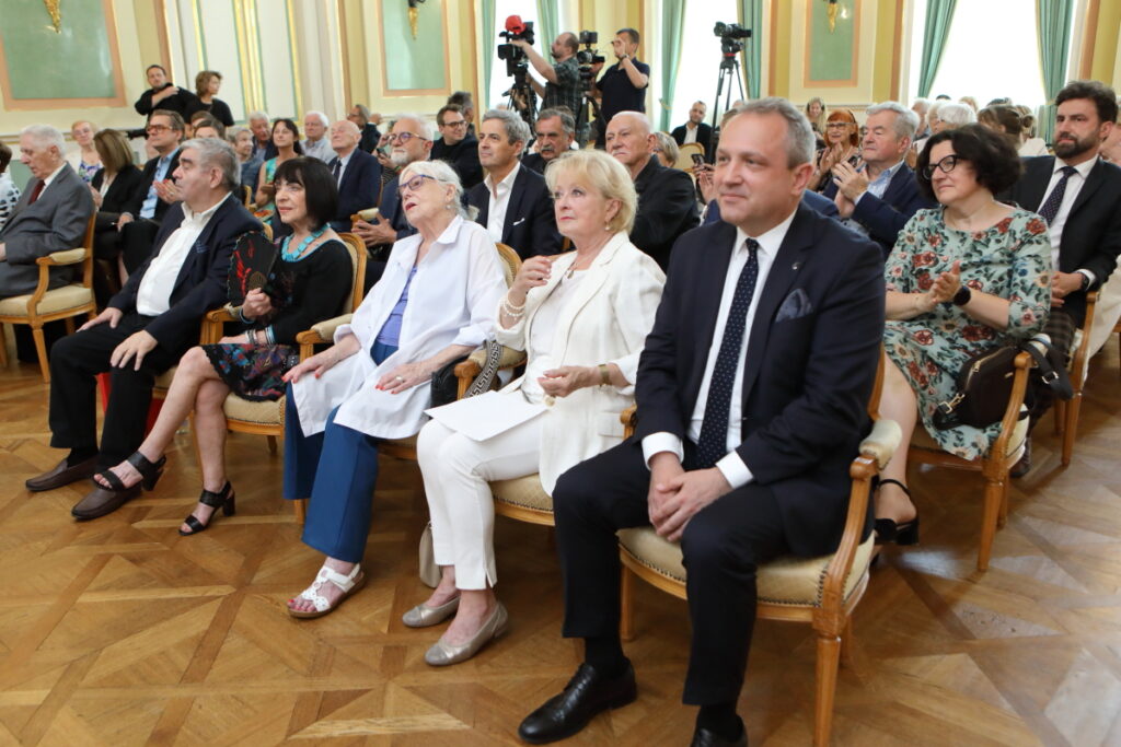 Zdjęcie. Widownia ogłoszenia nominacji do konkursu Mistrz Mowy Polskiej. W pierwszym rzędzie siedzą trzy panie, i dwaj panowie w garniturach.