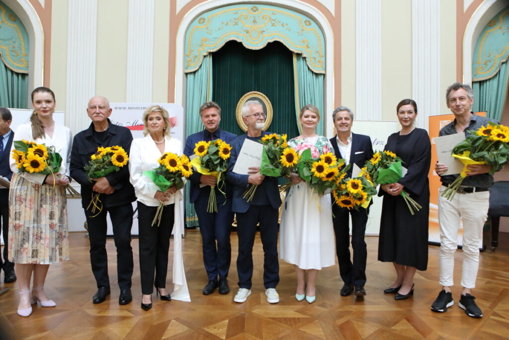 Zdjęcie. Grupa ludzi stoi w rzędzie i pozuje do zdjęcia. To nominaci tej edycji Mistrza Mowy Polskiej. Z lewego brzegu stoi dyrektor KCK Agata Klimczak-Kołakowska.