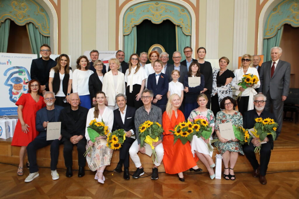 Zdjęcie.Zdjęcie grupowe uczestników ogłoszenia nominacji Mistrz Mowy Polskiej.