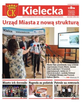 Grafika. Pierwsza strona biuletynu Kielecka nr 14. Tekst głowny: Urzą Miasta z nową strukturą. Poniżej duże zdjęcie prezydentki Kielc Agaty Wojdy podczas konferencji prasowej. Poniżej trzy krótkie teksty: Miasto ich doceniło, Nagroda za podatek, patrole na rowerach.