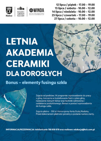 Grafika. Plakat Letniej Akademii Ceramiki dla dorosłych. Na niebieskim tle zdjęcia ceramicznego talerza i niewielkiego ceramicznego liścia. Na grafice napis: Letnia akademia ceramiki dla dorosłych. Bonus: elementy fusingu szkła. W górnym prawym roku daty" 12 lipca, godz. 17-19, 13 lipca godz. 10-12 14 lipca, godz. 10-12, 25 lipca, godz. 17-19, 27 lipca, godz. 10-12.