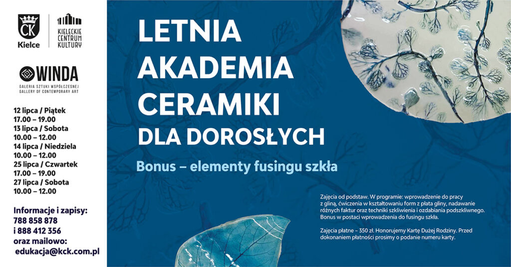 Grafika. Plakat Letniej Akademii Ceramiki dla dorosłych. Na niebieskim tle zdjęcia ceramicznego talerza i niewielkiego ceramicznego liścia. Na grafice napis: Letnia akademia ceramiki dla dorosłych. Bonus: elementy fusingu szkła. O lewej stronie: 12 lipca, godz. 17-19, 13 lipca godz. 10-12 14 lipca, godz. 10-12, 25 lipca, godz. 17-19, 27 lipca, godz. 10-12.