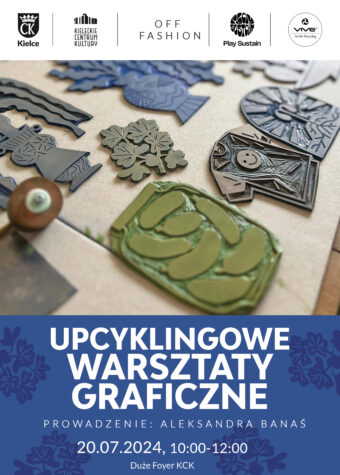 Grafika. Plakat upcyklingowych warsztatów graficznych. Górną część grafiki zajmuje zdjęcie przedstawiające linorytnicze stemple w różnych kształtach. Poniżej biały napis na niebieskim tle: upcyklingowe warsztaty graficzne. Prowadzenie Aleksandra Banaś. 20 lipca godz. 10-12 Dużej Foyer KCK.