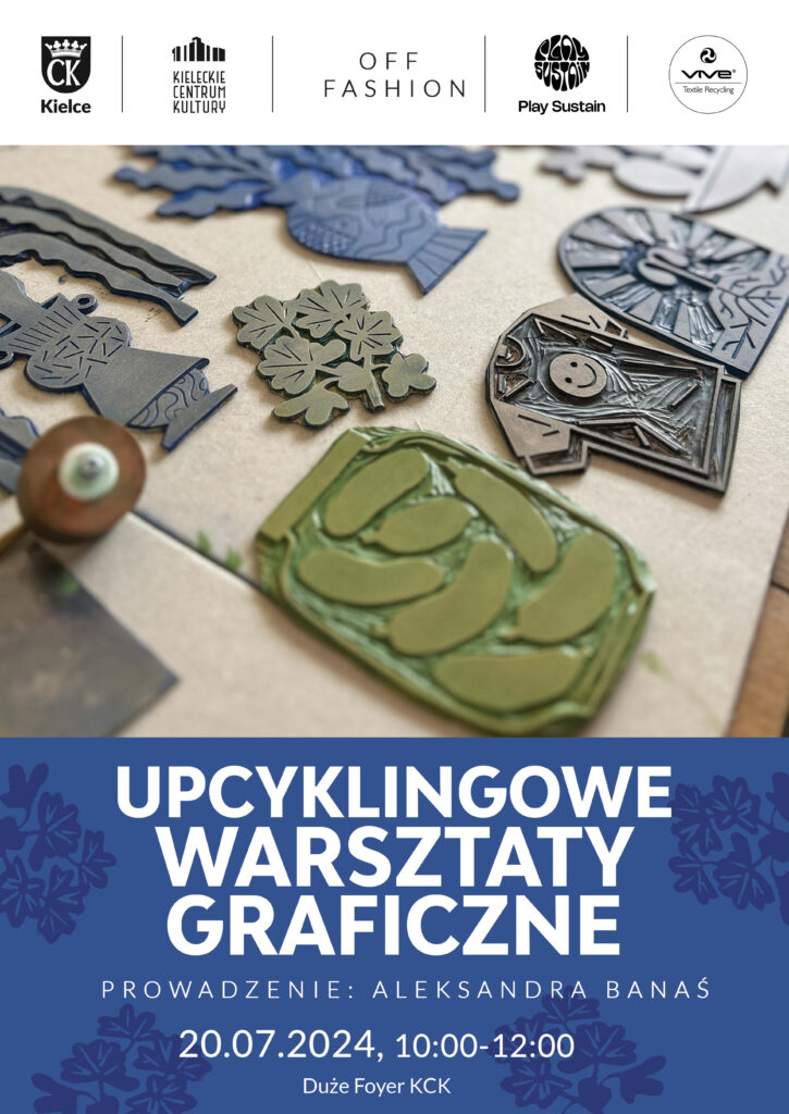 Grafika. Plakat upcyklingowych warsztatów graficznych. Górną część grafiki zajmuje zdjęcie przedstawiające linorytnicze stemple w różnych kształtach. Poniżej biały napis na niebieskim tle: upcyklingowe warsztaty graficzne. Prowadzenie Aleksandra Banaś. 20 lipca godz. 10-12 Dużej Foyer KCK.