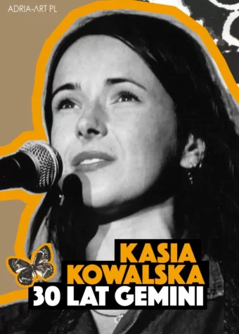 Grafika. Plakat koncertu. Na beżowym tle zdjęcie ciemnowłosej kobiety o długich włosach, stojącej przy mikrofonie. Poniżej napis: Kasia Kowalska 30 lat Gemini.