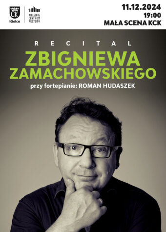 Grafika. Plakat. Na szarym tle zdjęcie uśmiechniętego mężczyzny w okularach, który dłonią podpiera brodę. Nad nim napis: Recital Zbigniewa Zamachowskiego. Powyżej data: 11 grudnia godz. 19 Mała Scena KCK.