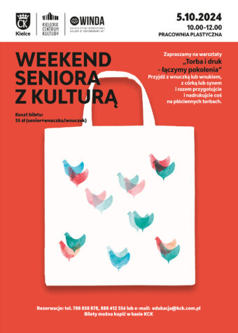 Grafika. Plakat. Weekend Seniora z kulturą. Warsztaty Torba i druk - łączymy pokolenia. 5 października godz. 10-12.Przyjdż z wnukiem lub wnuczką i przygotuj i nadrukuj coś na płóciennych torbach. Koszt biletu: 35 zl. Rezerwacje: Rezerwacje: tel. 788 858 878, 888 412 356 lub e-mail: edukacja@kck.com.pl Bilety można kupić w kasie KCK. Na czerwony tle biała torba z nadrukiem: kolorowe ptaszki.